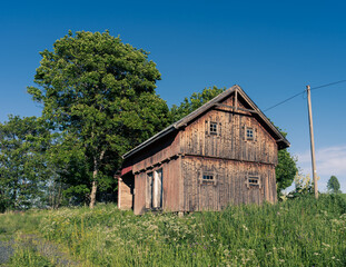Obraz premium Old storehouse for food at abandoned farm.