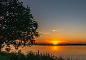 Pôr do sol da orla da rua Henrique Pancada, em Rio Grande,  RS.