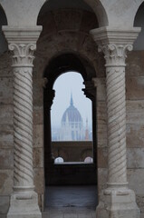 Fototapeta na wymiar hungarian parliament building in arch