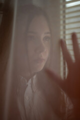 Junge Frau im Weltraum Projektion Beamer Technologie Zukunft Farben colorisation by #tigerraw 