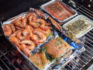 Grilllachs und Garnelen auf dem Holzkohlegrill