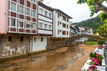 Obraz premium River of the Ea municipality near Lekeitio, Bay of Biscay in the Cantabrian Sea. Basque Country