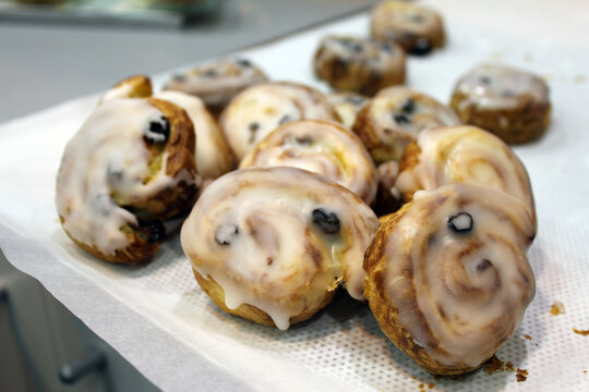 pasteles de caracolas y pasas con az&uacute;car glaseadas