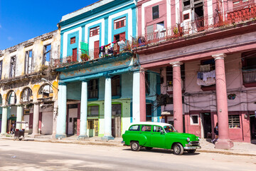 Fototapeta na wymiar Old car and coloured houses in Old Havana