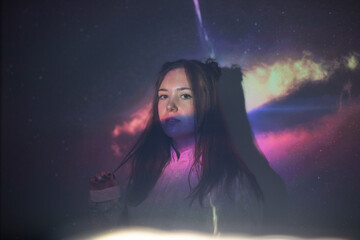 Junge Frau im Weltraum Projektion Beamer Technologie Zukunft Farben colorisation by #tigerraw 