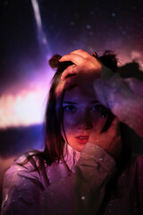 Junge Frau im Weltraum Projektion Beamer Technologie Zukunft Farben colorisation by #tigerraw 