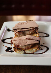 tostada de pan con solomillo de ternera, foie y sirope en plato blanco