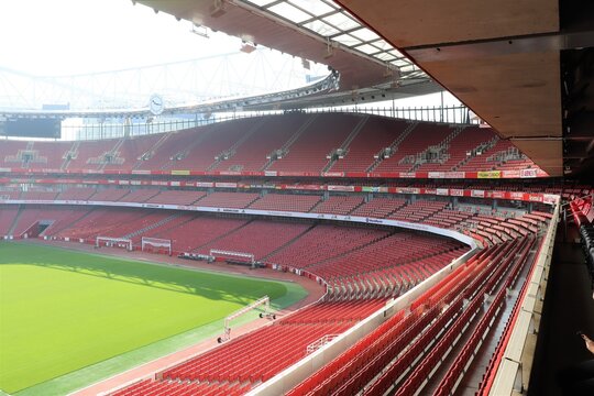 Le terrain et les gradins du Emirates Stadium, stade de footabll de l'equipe Arsenal, ville de Londres, ANgleterre, Royaume Uni