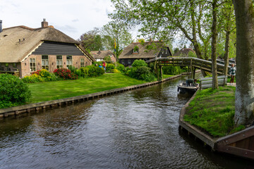 Fototapeta na wymiar view of the picturesque village of Giethoorn in the Netherlands with ist quaint houses and many canals