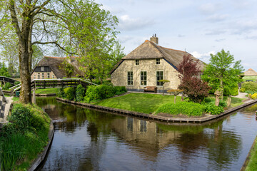 Fototapeta na wymiar view of the picturesque village of Giethoorn in the Netherlands with ist quaint houses and many canals