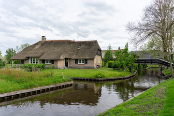 Obraz premium view of the picturesque village of Giethoorn in the Netherlands with ist quaint houses and many canals