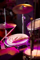Batterie percussion - instrument de musique - concert live lumière