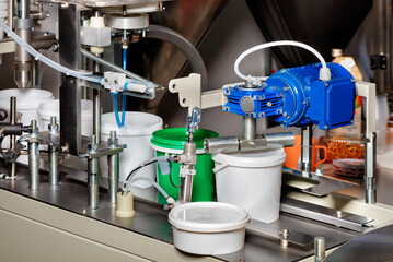 Equipment for the food industry, a mechanism for seaming and packaging after filling products into plastic buckets.