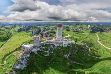 Szlak Orlich Gniazd -zamek w Olsztynie koło Częstochowy	 w południowej Polsce - obrazy, fototapety, plakaty