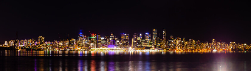Fototapeta na wymiar Night view of Vancouver from north shore
