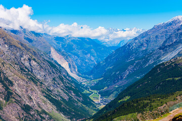 Fototapeta na wymiar Matterhorn mountain range in Switzerland
