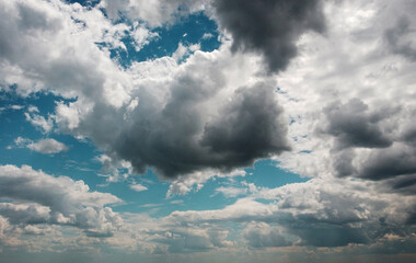 Obraz premium Beautiful contrasting large clouds in blue sky for background