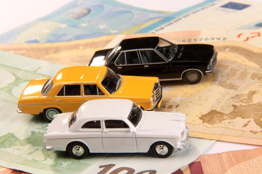 Drei Spielzeugautos auf Geldscheinen - Oldtimer - Auto-Klassiker