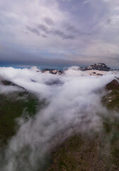 nubes bajas entre el valle montañoso