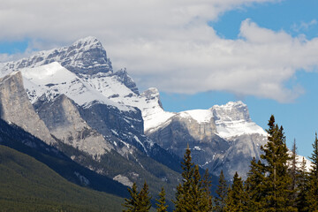 Obraz premium Mountain peaks, snowy caps and rock faces