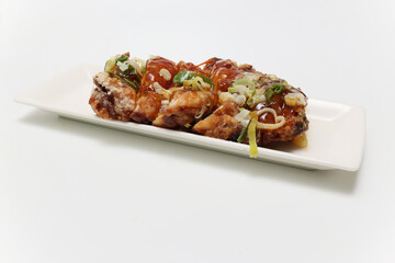 白い皿に盛った油淋鶏