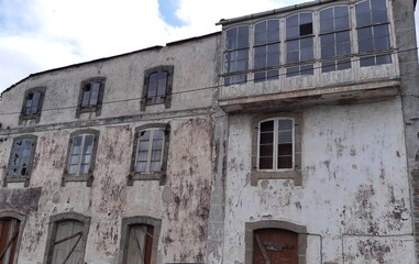 Antiguo hostal en las inmediaciones de la estación de Baamonde, Galicia