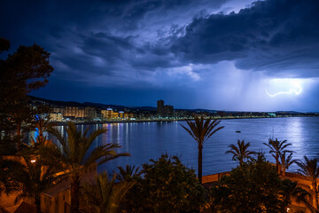 Tormenta con rayos sobre el Mar Mediterráneo, Peñiscola, Castellon, España - obrazy, fototapety, plakaty