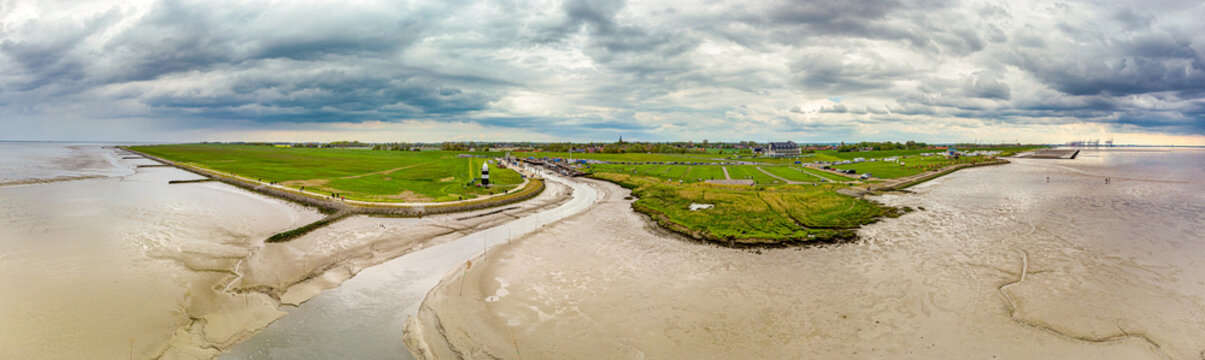 Die Wremer Deichlandschaft kurz vor dem Gewitter und Regenschauer, Panorama Luftaufnahme mit der Drohne, im Vordergrund der Kutterhafen und im Hintergrund Bremerhaven