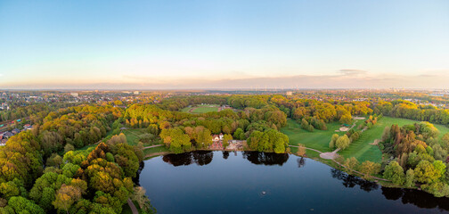 Abendstimmung im Speckenbütteler Park Bremerhaven zum Sonnenuntergang, Frühling in Deutschland, Panorama aus der Luft mit der Drohne - obrazy, fototapety, plakaty