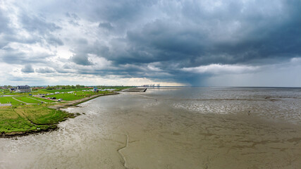Gewitter über dem Kutterhafen in Wremen, Bremerhaven im Hintergrund, Panorama Aufnahme aus der Luft mit der Drohne, Skyline an der Nordsee