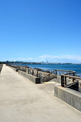 Obraz premium 海辺の遊歩道 うみかぜの路 防潮堤