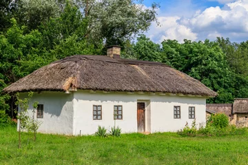 Zelfklevend Fotobehang Ancient traditional ukrainian rural house in Pyrohiv (Pirogovo) village near Kiev, Ukraine © olyasolodenko