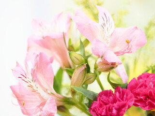 Naklejka premium フラワーアレンジメント ゆり ひまわり バラ等