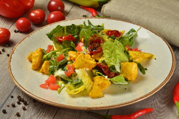 warm fresh salad with tomatoes and kurry chicken