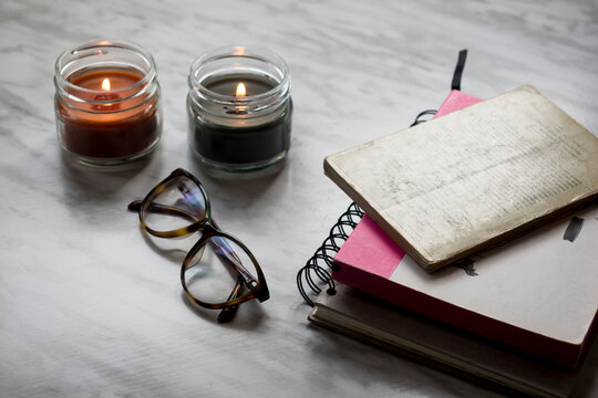 Mesa de estudio con libros y libretas