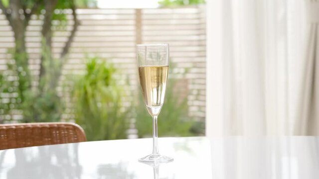 テーブルに置かれたスパークリングワイン