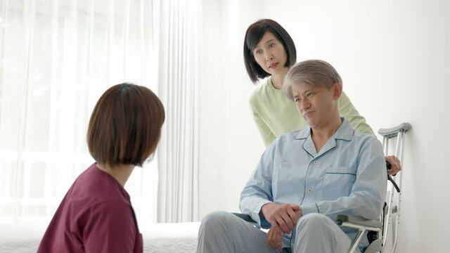 看護師の説明を受ける患者と家族