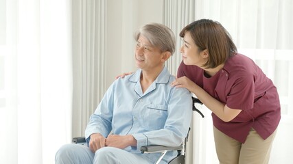 Obraz premium 車椅子に乗った患者と看護師