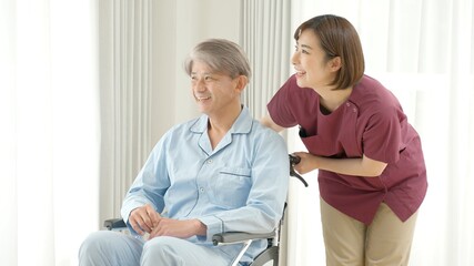Obraz premium 車椅子に乗った患者と看護師