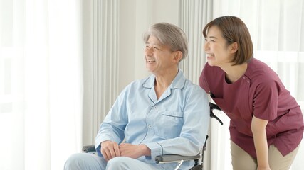 車椅子に乗った患者と看護師