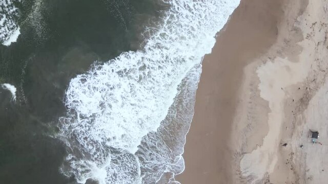 浜辺に打ち寄せる波をドローンにて空撮