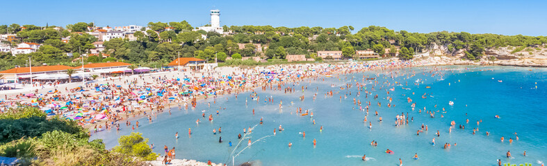 Foule de baigneurs sans distanciation sociale sur plage du Verdon, la Couronne, Martigues  - obrazy, fototapety, plakaty