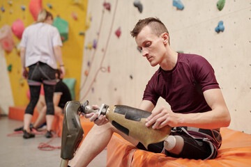 Obraz premium Disabled sportsman preparing for wall climbing training