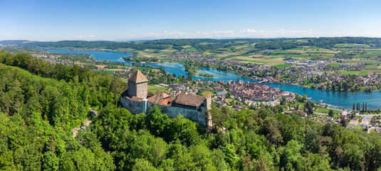 Die Burg Hohenklingen mit Blick auf Stein am Rhein und die Werd-Inseln