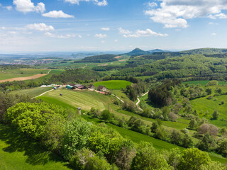 Obraz premium Blick in den Hegau mit dem Hohenhewen und Hohenstoffeln