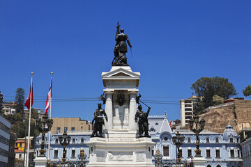 Obraz premium The monument on Plaza Sotomayor in Valparaiso, Pacific coast, Chile