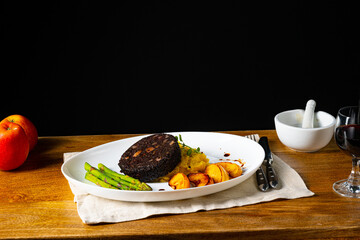 Black pudding with green asparagus and fried apple