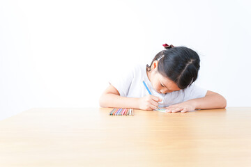 一人でお勉強をする小学生の女の子