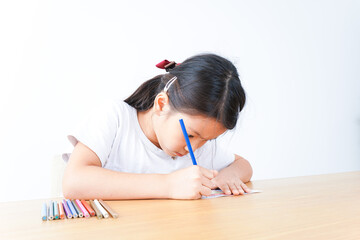 一人でお勉強をする小学生の女の子