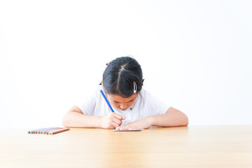 一人でお勉強をする小学生の女の子